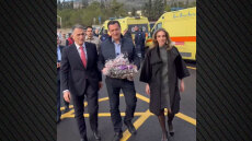 Επίσκεψη Γεωργιάδη σε εφημερεύοντα νοσοκομεία ανήμερα των Χριστουγέννων, κέρασε γλυκά τους εργαζόμενους στο ΕΣΥ