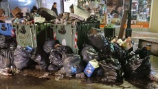 Γέμισαν σκουπίδια οι δρόμοι της Θεσσαλονίκης μετά τη γιορτή για την παραμονή των Χριστουγέννων: Σεβαστείτε την πόλη, το μήνυμα του δήμου