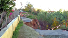 Κακοκαιρία στην Αττική: Καθίζηση 10 μέτρων στο ρέμα της Πικροδάφνης, σε κατάσταση έκτακτης ανάγκης ο Άγιος Δημήτριος 
