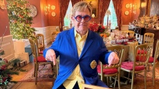 Ο Έλτον Τζον γιόρτασε τα Χριστούγεννα με πλατινένια διάκριση για το «Step Into Christmas»