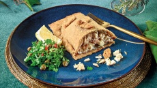 Γιορτινό φιλέτο λαβράκι με προσούτο και κρούστα ξηρών καρπών - βήμα βήμα από τη Μάγκυ Ταμπακάκη