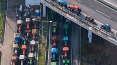 Προς νέα κλιμάκωση τα μπλόκα των αγροτών ενόψει της Πρωτοχρονιάς - Την Κυριακή η κρίσιμη πανελλαδική σύσκεψη