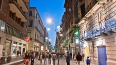 Αναστάτωση στο κέντρο της Νάπολης: Τραυματίστηκαν δύο τουρίστριες από πτώση σοβάδων