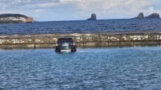 Πάρος: Αυτοκίνητο έπεσε στη θάλασσα και βυθίστηκε, ο οδηγός δεν έβαλε χειρόφρενο, δείτε βίντεο