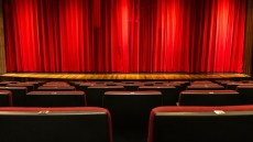 Ένωση Θεατρικών Παραγωγών: Δεν κλείνουν όλα τα θέατρα αύριο λόγω της απεργίας του ΣΕΗ – Κανονικά το 70% των παραστάσεων