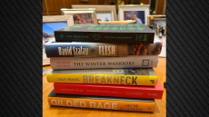 «Από πού να ξεκινήσω;»: H διαδικτυακή έρευνα του Κυριάκου Μητσοτάκη για τα βιβλία που θα διαβάσει στις γιορτές 