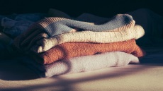 Η σκοτεινή πλευρά πίσω από τις δωρεές ρούχων σε φιλανθρωπικούς οργανισμούς