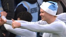 Σε Χριστουγεννιάτικη διάθεση ο Χάαλαντ: Πήρε ένα σκουφί Άγιου Βασίλη και πανηγύρισε τη νίκη της Σίτι κόντρα στην Νότιγχαμ