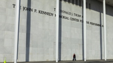 Αντιδράσεις μετά την προσθήκη του ονόματος Τραμπ στο Kennedy Center: Αγωγή 1 εκατ. δολαρίων για ακύρωση συναυλίας