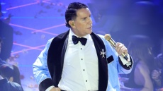 «Σας ευχαριστώ που αντιδράσατε, σε όσους νομίζουν ότι ορίζουν τη ζωή μου, φτάνει!» - Το μήνυμα του Μαζωνάκη με ευχές για καλή χρονιά, δείτε βίντεο