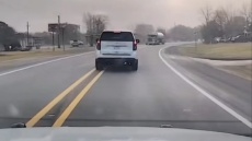 ΗΠΑ: SUV συγκρούστηκε με νταλίκα όταν ο οδηγός αποκοιμήθηκε στο τιμόνι, δείτε βίντεο