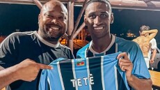 Ο Τετέ φωτογραφήθηκε με τον μάνατζέρ του, που κρατούσε φανέλα της Γκρέμιο με το όνομά του