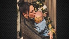 Η Ιωάννα Τριανταφυλλίδου πόζαρε μπροστά στο χριστουγεννιάτικο δέντρο με τον γιο της