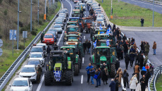 «Όλο και περισσότεροι αγρότες θέλουν τον διάλογο» λέει η κυβέρνηση και καλεί σε συζητήσεις μετά το πρώτο ρήγμα στα μπλόκα