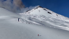 Η χιονισμένη Αίτνα «βρυχάται» την ίδια ώρα που σκιέρ κατεβαίνουν τις πλαγιές της, δείτε βίντεο