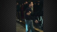 O Γιώργος Μαζωνάκης βγήκε έξω από το νυχτερινό κέντρο όπου τραγουδάει για να χαιρετήσει τους θαυμαστές του, δείτε βίντεο