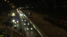 Ταλαιπωρία για τους οδηγούς στην Εθνική Οδό Αθηνών-Λαμίας: Οι αγρότες έκοψαν τον δρόμο στο ύψος της Θήβας