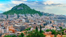 Πώς είδαν οι Έλληνες το 2025: Τι είπαν σε έρευνα της Κάπα Research για τις ΗΠΑ, την ακρίβεια και τον φόβο του AI