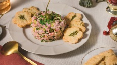 Μοσχαρίσιο ταρτάρ με σπιτικά πικάντικα κράκερ
