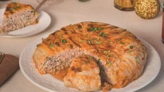 Πίτα-λαχανοντολμάς με χοιρινό κιμά και σάλτσα πάπρικας
