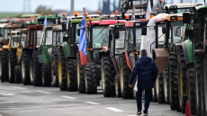 Οι αγρότες επιμένουν στα μπλόκα και κλείνουν το μεσημέρι παρακαμπτηρίους, «το μπαλάκι του διαλόγου είναι στα χέρια τους» λέει ο Τσιάρας