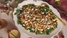 Σαλάτα με άγριο ρύζι, κέιλ, αποξηραμένα φρούτα, ξηρούς καρπούς και φέτα