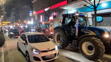 Πορεία αγροτών με τρακτέρ στο κέντρο της Λάρισας, δείτε βίντεο