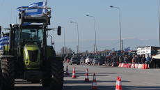 Οι αγρότες ανοίγουν λωρίδες κυκλοφορίας για την Πρωτοχρονιά και δίνουν ραντεβού για αποφάσεις μετά την αλλαγή της χρονιάς