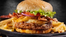 Το 2025 ήταν η χρονιά του burger – Οι 6 διευθύνσεις που ξεχωρίσαμε
