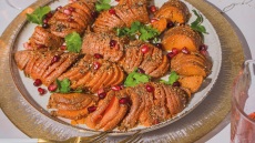 Γλυκοπατάτες με βούτυρο μυρωδικών και παρμεζάνα
