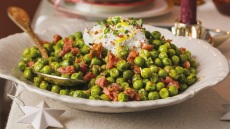 Ζεστή σαλάτα με αρακά φούρνου, πανσέτα και κατσικίσιο τυρί
