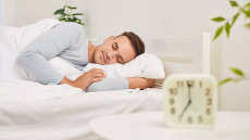 Πέφτετε για ύπνο κάθε βράδυ και άλλη ώρα; Ποια είναι τα 2 προβλήματα υγείας που σας απειλούν