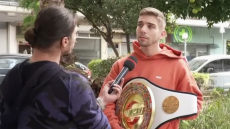 «Μου επιτέθηκαν 40-50 άτομα, προσπαθούσα να φυλάξω το κεφάλι μου, έλεγα υπομονή, θα τελειώσει» περιγράφει ο kickboxer Γιάννης Τσουκαλάς