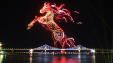 Ο πλανήτης υποδέχθηκε το 2026: Εντυπωσιακά σόου πυροτεχνημάτων σε Κίνα, Ντουμπάι, Σίδνεϊ και Παρίσι, δείτε βίντεο και φωτογραφίες