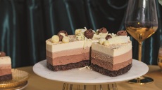 Cheesecake τριπλής σοκολάτας με άρωμα κουραμπιέ
