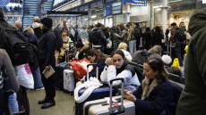 Η Eurostar επανεκκινεί τα δρομολόγιά της μετά το χάος στη Μάγχη, έως και 6 ώρες παρέμειναν επιβάτες εγκλωβισμένοι σε συρμούς