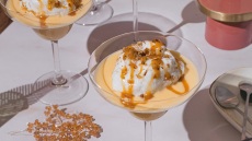 Île flottante με γεύση μελομακάρονο
