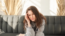 Γιατί το μυαλό μας κολλάει στις αρνητικές σκέψεις; Οι επιστήμονες εξηγούν