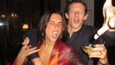 Σας ευχαριστώ που κάνατε την τελευταία μου χρονιά τόσο ξεχωριστή, γράφει η Ντούα Λίπα αγκαλιά με τον Κάλουμ Τέρνερ 