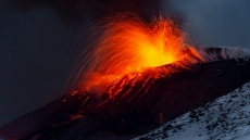 Εξερράγη ξανά το ηφαίστειο της Αίτνας, δείτε βίντεο και φωτογραφίες από τα ποτάμια λάβας