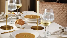 Κρεμμυδόσουπα και πατέ πουλερικών σε τραγανό ψωμί
