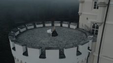 Η «ιπτάμενη πιανίστρια» Έλενα Ξυδιά παίζει πιάνο στην κορυφή κάστρου 800 ετών στην Κροατία, δείτε βίντεο