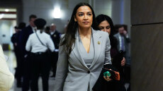 «Δεν είναι για τα ναρκωτικά, γίνεται για το πετρέλαιο»: Επίθεση βουλευτή των Δημοκρατικών κατά του Τραμπ για τη σύλληψη Μαδούρο