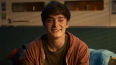 Οι δημιουργοί του Stranger Things δηλώνουν περήφανοι για τη σκηνή που ο Γουίλ αποκαλύπτει ότι είναι γκέι παρά τα αρνητικά σχόλια