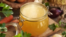 Εν αρχή ην ο ζωμός: Οι Κρύστη Καραγεώργου και Εύα Μονοχάρη μοιράζονται τα μυστικά τους
