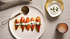 Γλυκοπατάτες με σάλτσα ξινομυζήθρας
