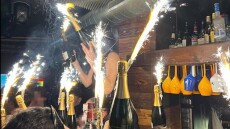 Φονική παγίδα στο Κραν Μοντανά: Η έξοδος κινδύνου ήταν πάντα κλειδωμένη γιατί πελάτες έφευγαν χωρίς να πληρώνουν, καταγγέλλει μπάρμαν