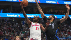 Μάβερικς - Ρόκετς 110-104: Ο Ντέιβις «καθάρισε» το ντέρμπι του Τέξας, δείτε βίντεο