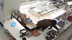 Ένοπλη ληστεία σε ζαχαροπλαστείο στη Νίκαια, άρπαξε το ταμείο και έφυγε με το όπλο στο χέρι, δείτε βίντεο