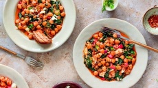 Ρεβίθια λαδερά με ντομάτα, σπανάκι και φέτα